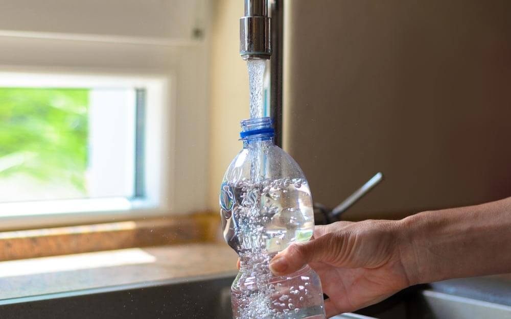 Вода в бутылках не лучше, чем из-под крана