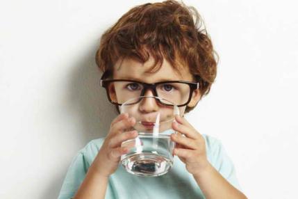 Сколько воды нужно пить летом в жару и какие дозы опасны для жизни